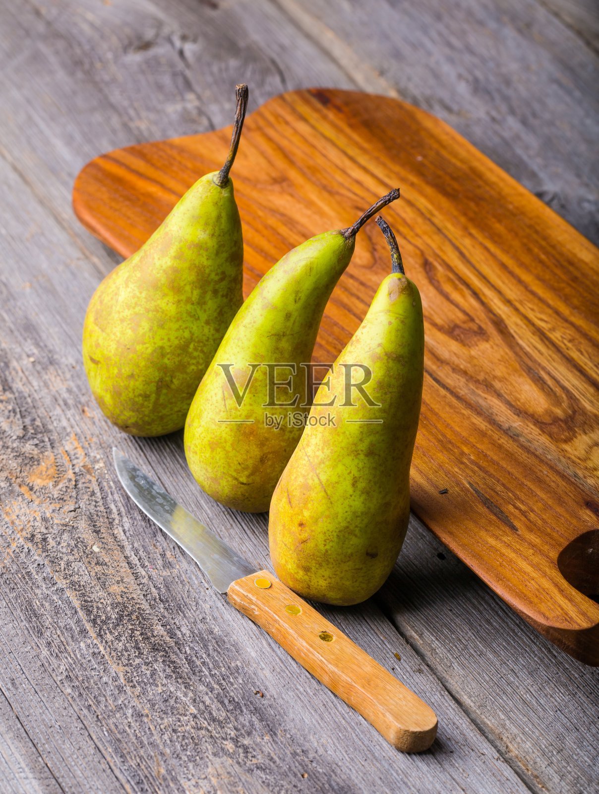 梨子放在木板上照片摄影图片