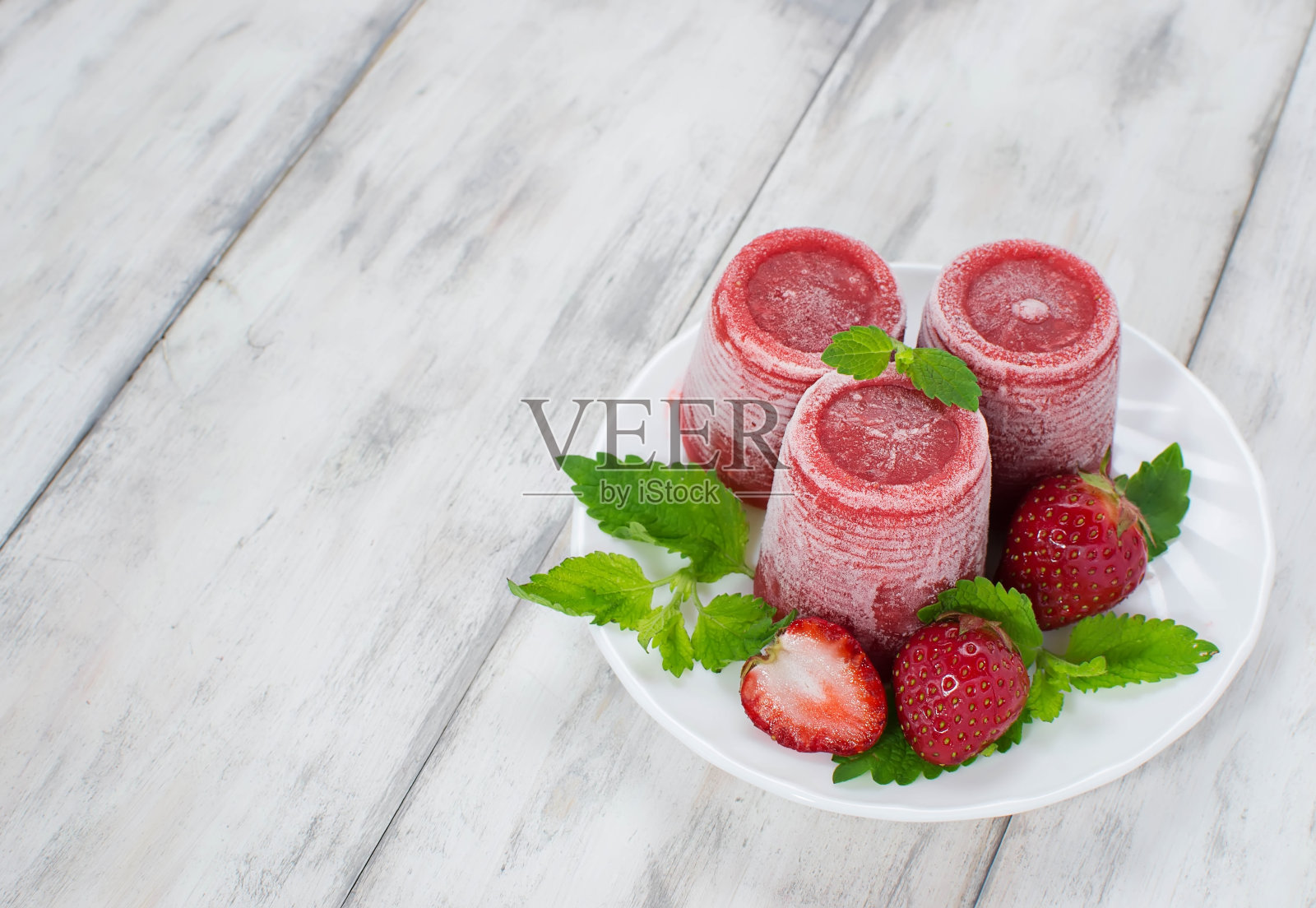 薄荷草莓冰淇淋照片摄影图片