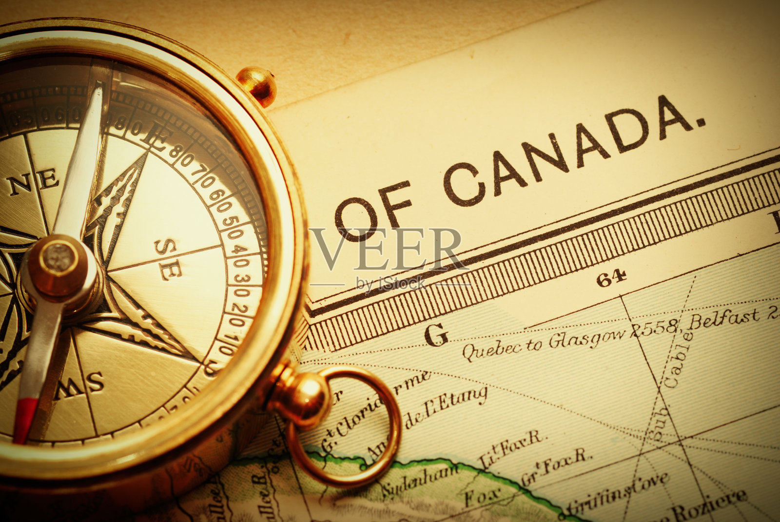 古董黄铜指南针在古老的加拿大地图上照片摄影图片