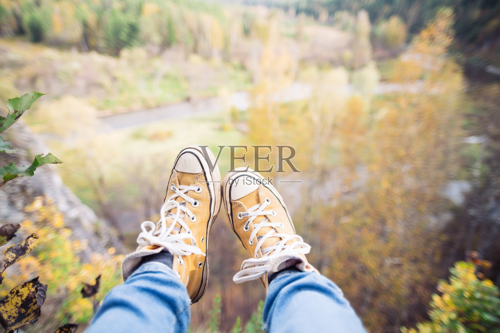 腿在山顶岩石上照片摄影图片