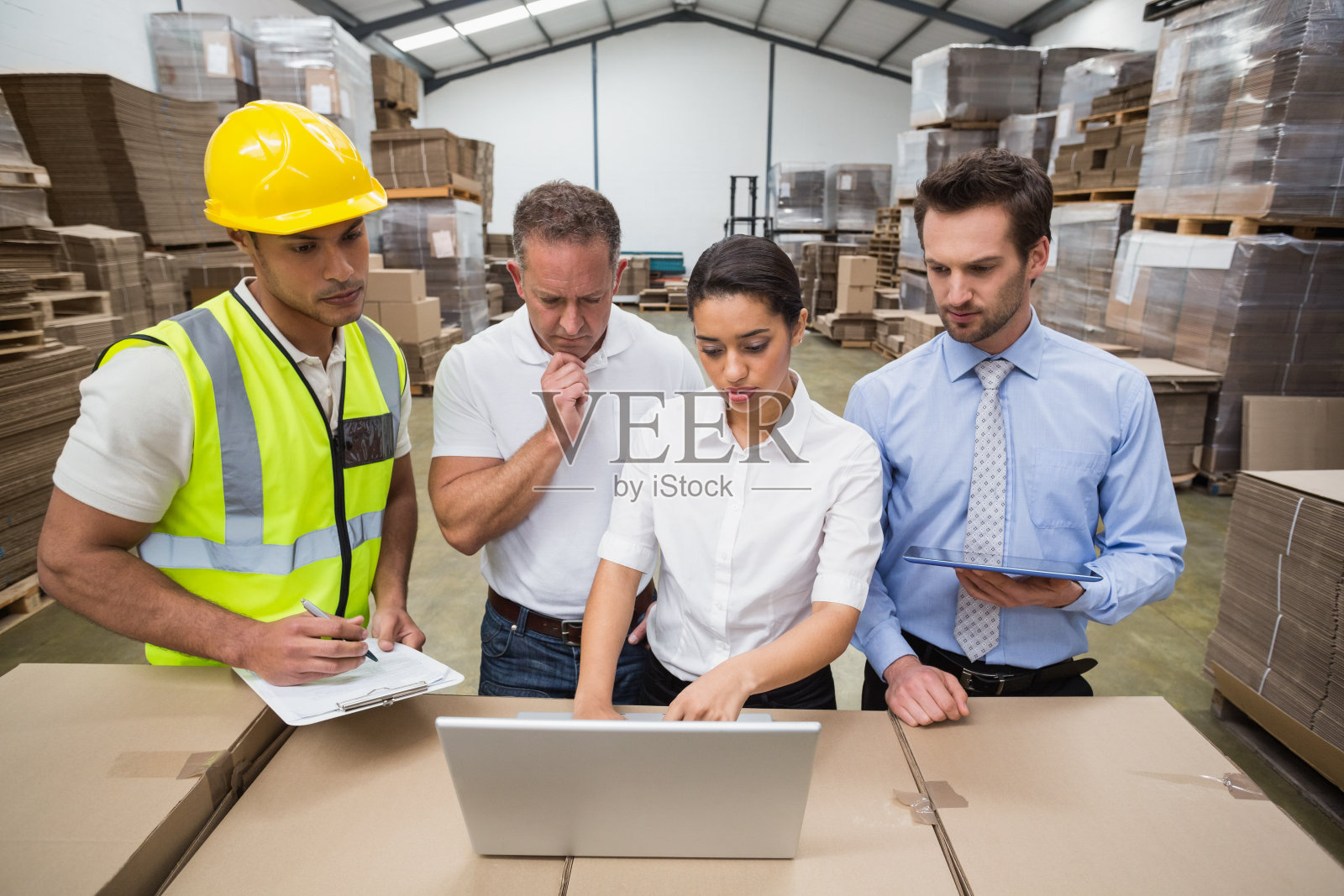 仓库经理和工人在看笔记本电脑照片摄影图片