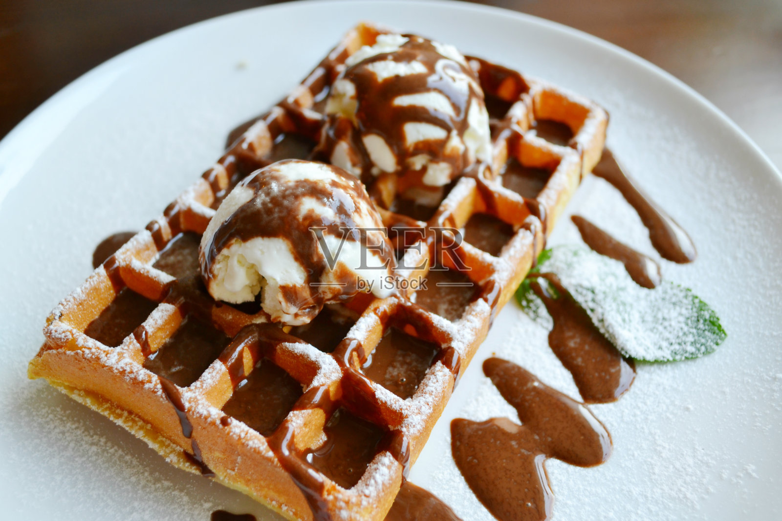 比利时华夫饼配冰淇淋、巧克力和薄荷照片摄影图片