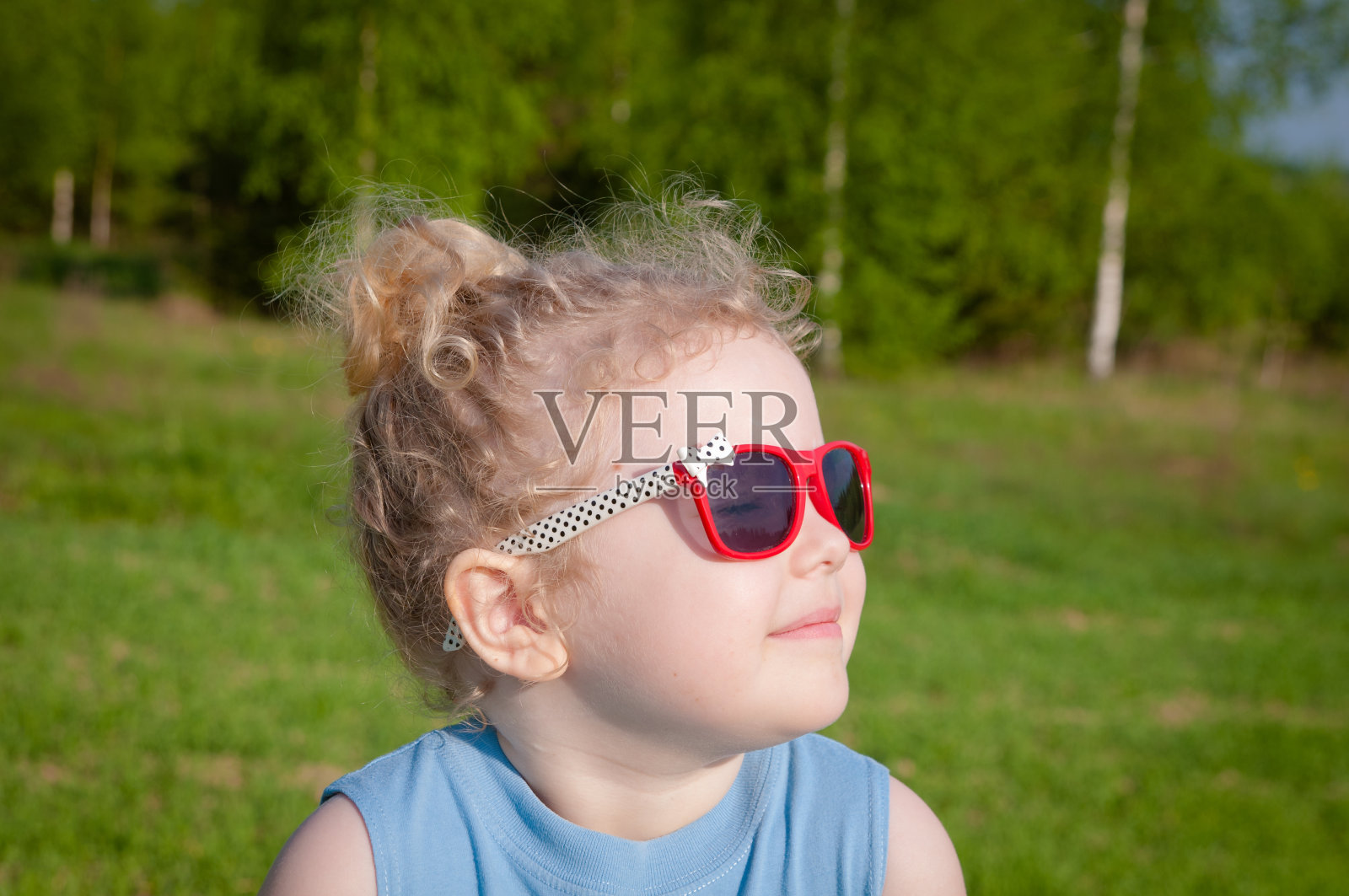 快乐的女孩在野外跳了4年照片摄影图片