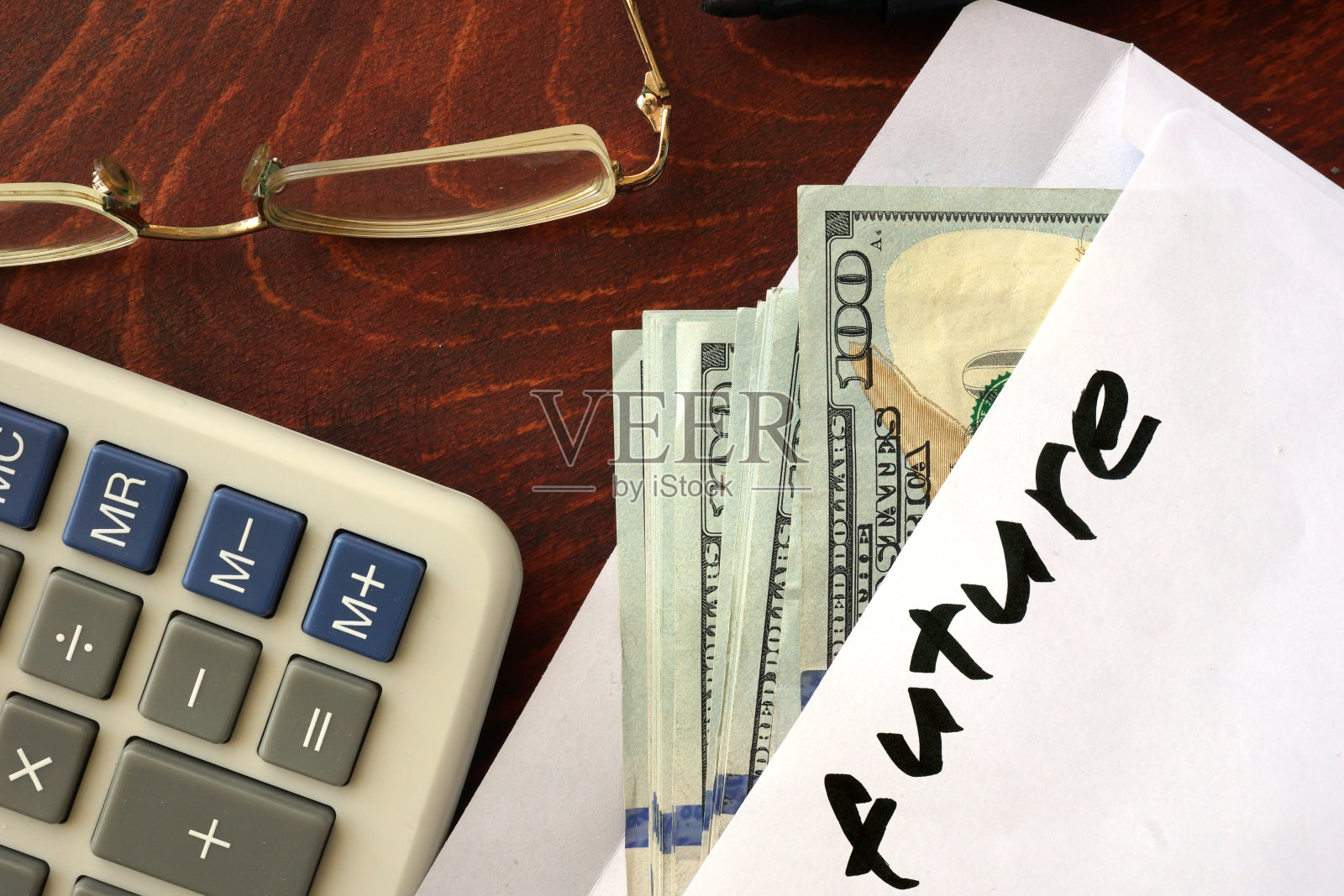 用美元写在信封上的未来。储蓄的概念。照片摄影图片