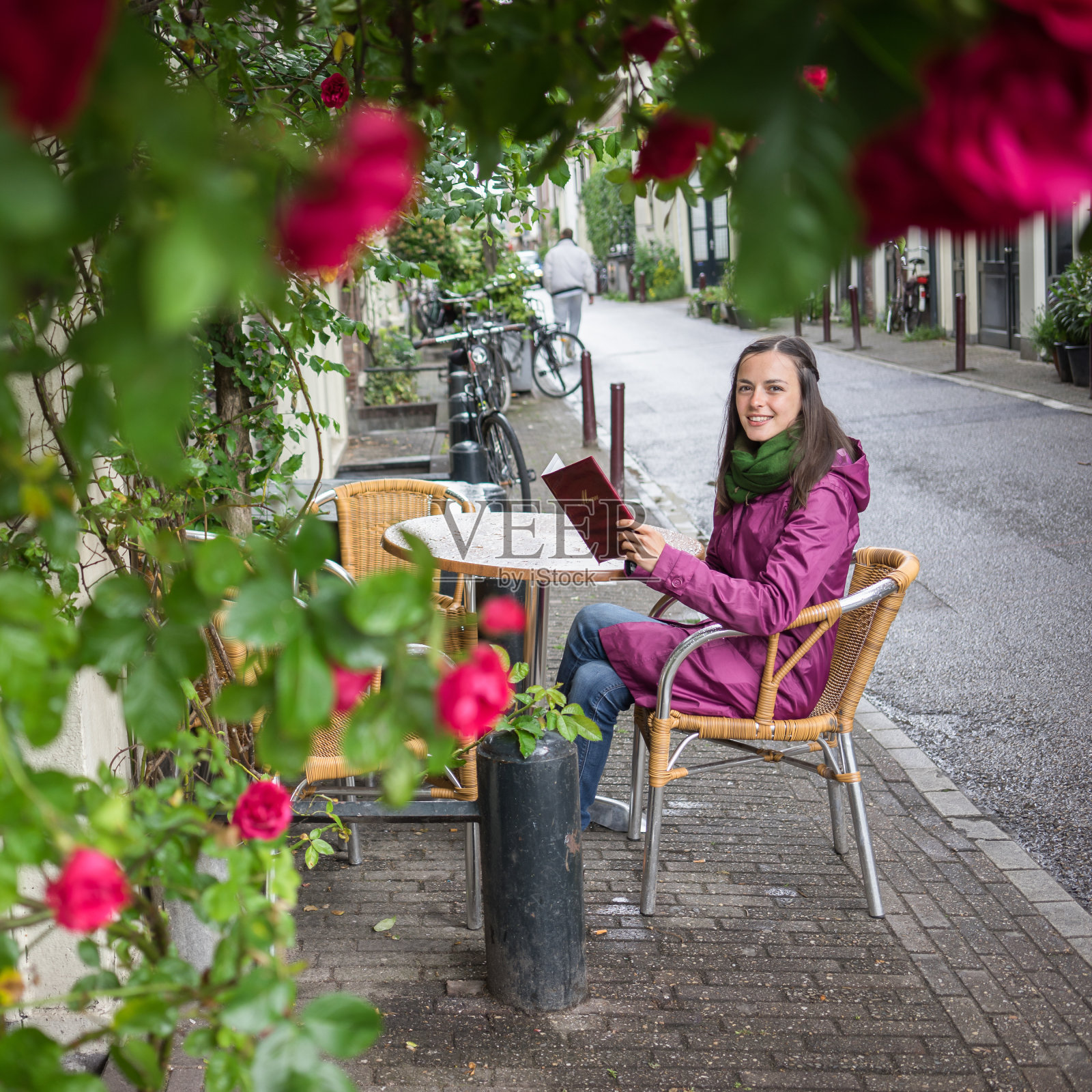 游客雨天阿姆斯特丹照片摄影图片