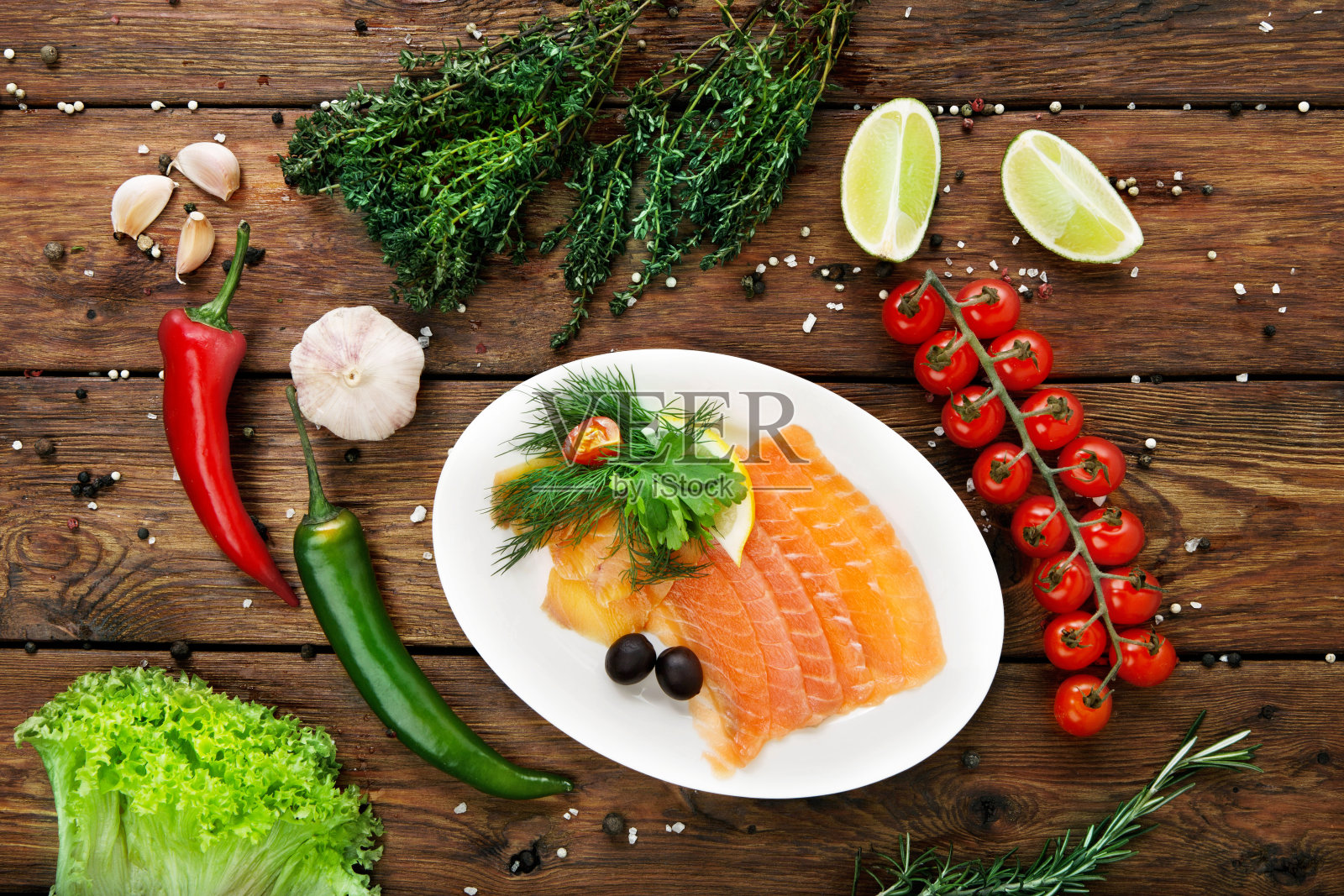 鱼——盐渍鲑鱼切片放在盘子里照片摄影图片