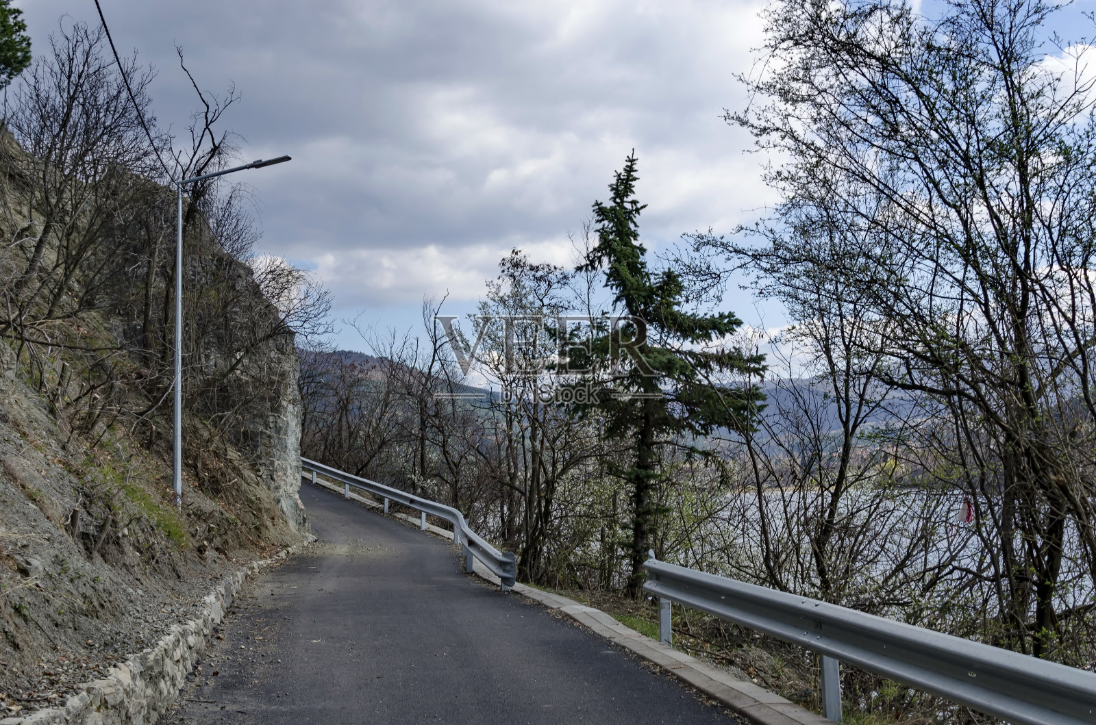 洛赞山风景如画的路,春日阴天照片摄影图片