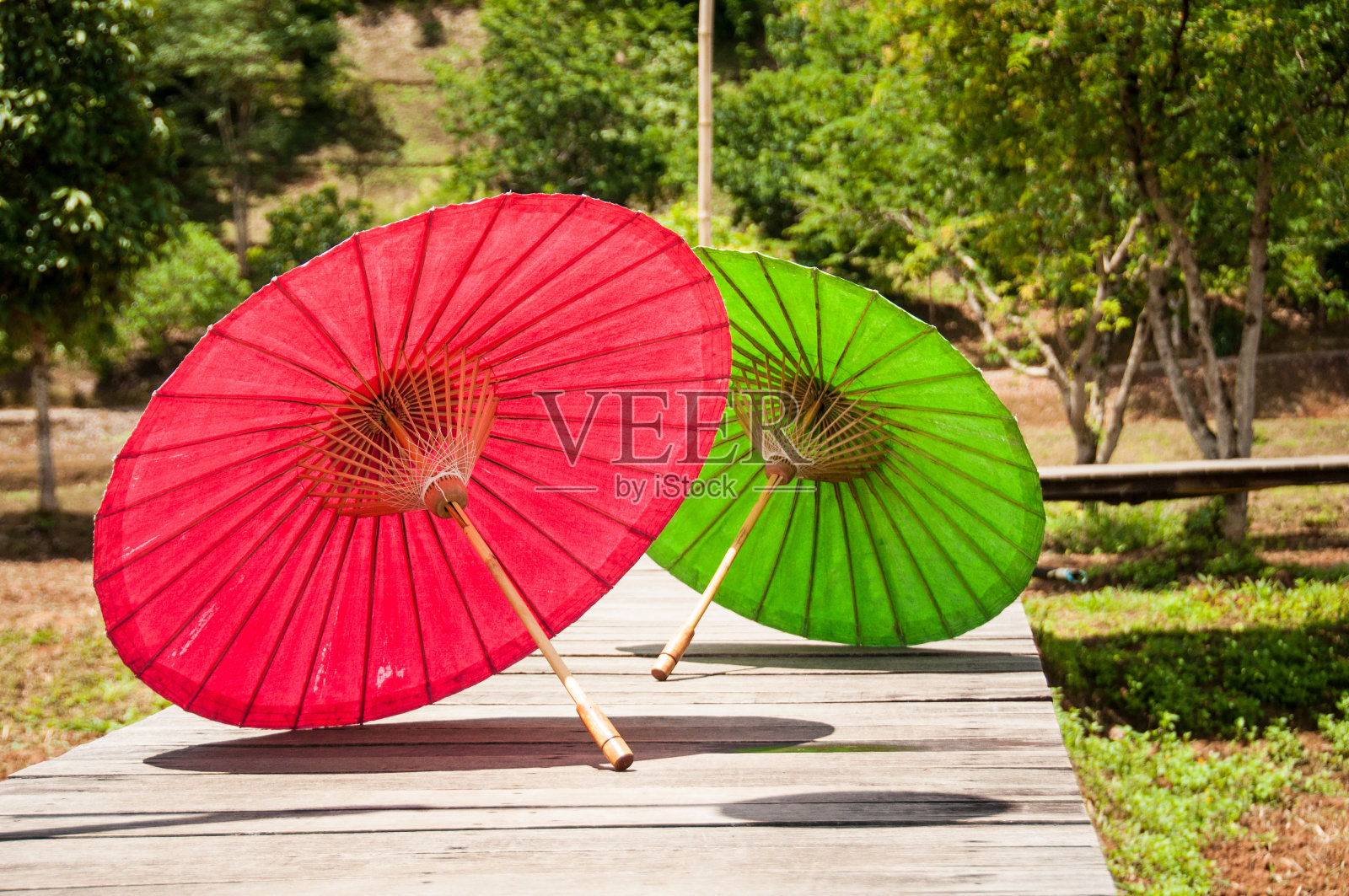 五彩缤纷的雨伞照片摄影图片