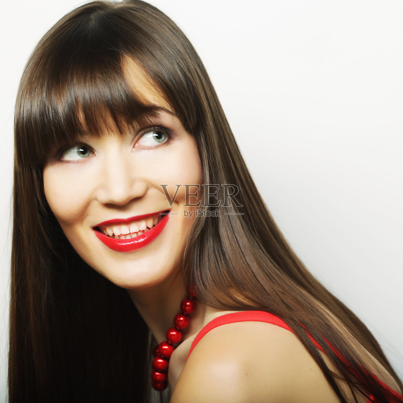 带着幸福笑容的漂亮女人照片摄影图片