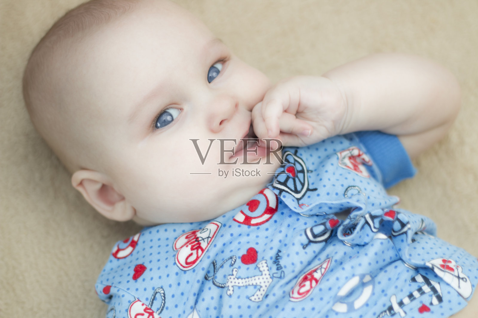 白色背景上的小婴儿照片摄影图片