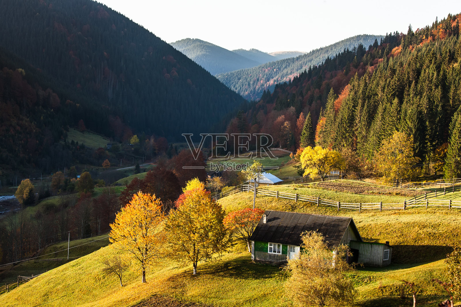 秋天的喀尔巴阡山中的一个小村庄照片摄影图片