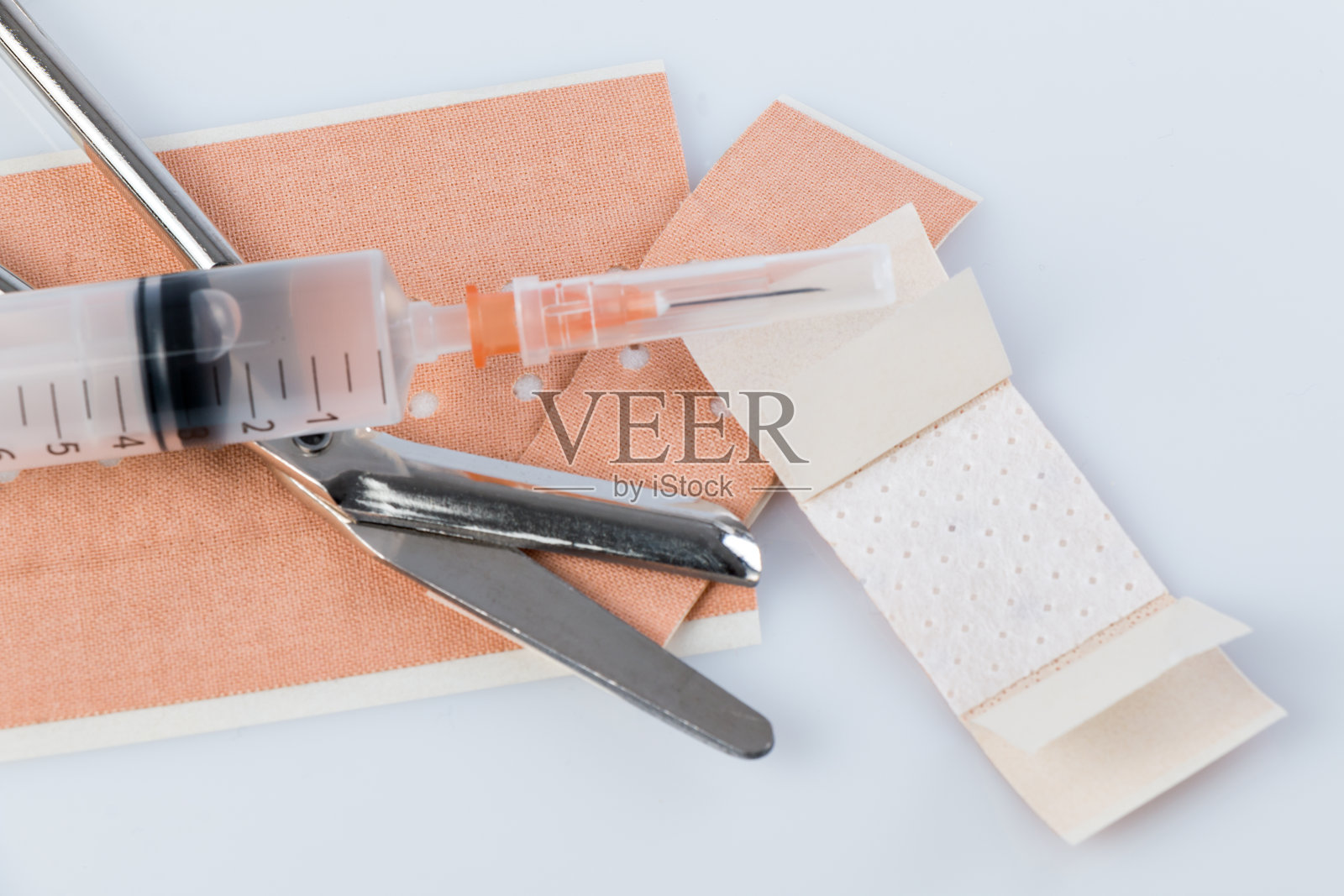 石膏绷带卷和剪刀照片摄影图片