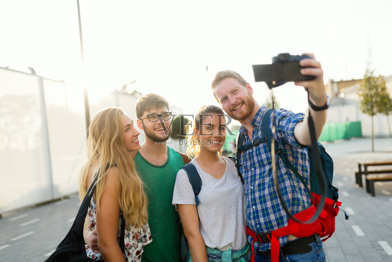 快乐年轻学生的肖像照片摄影图片