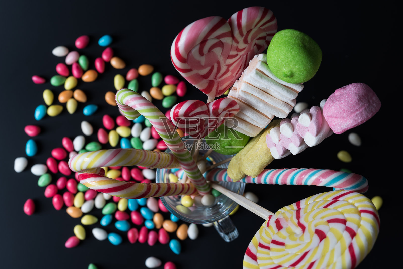 背景是糖果和棒棒糖照片摄影图片