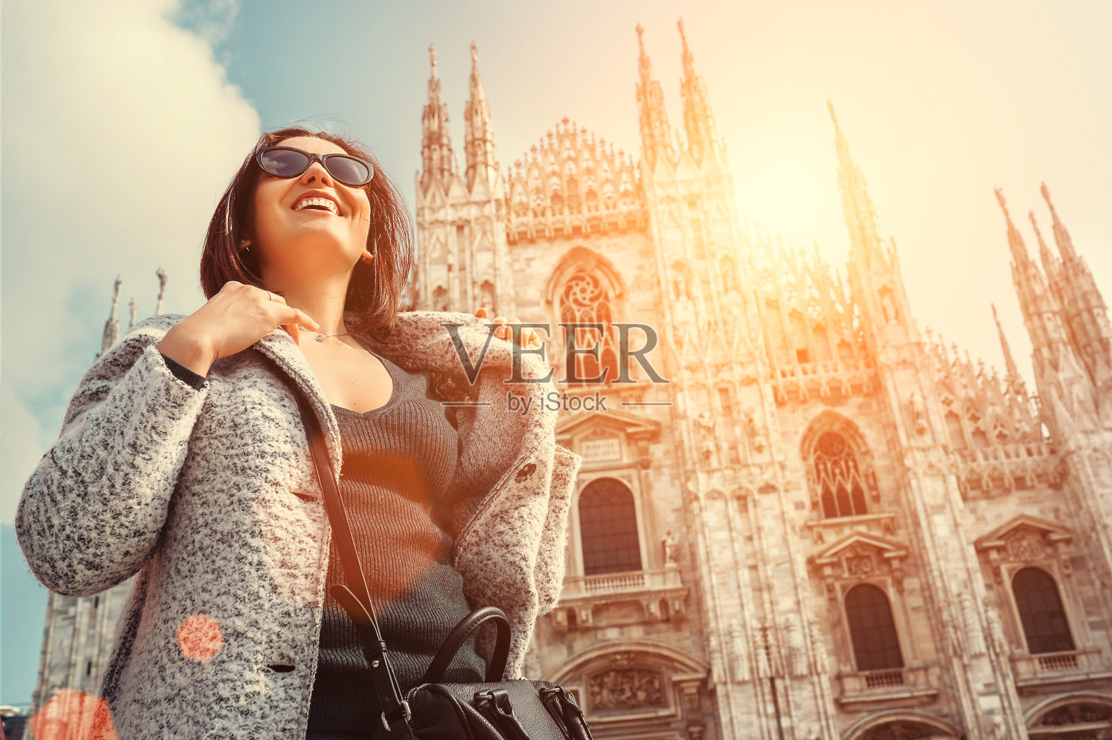 戴太阳眼镜的女人呆在米兰杜默附近照片摄影图片