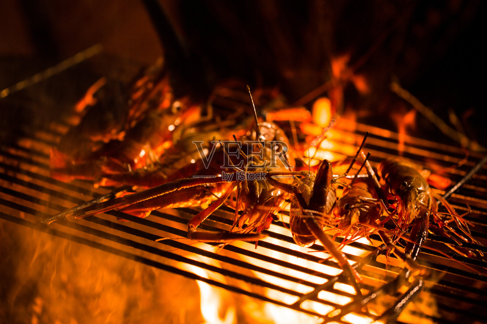 虾在漏勺上烧糊了照片摄影图片