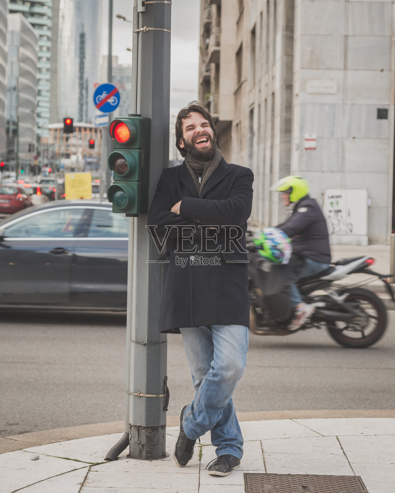 年轻英俊的胡子男子在城市街道上摆姿势照片摄影图片