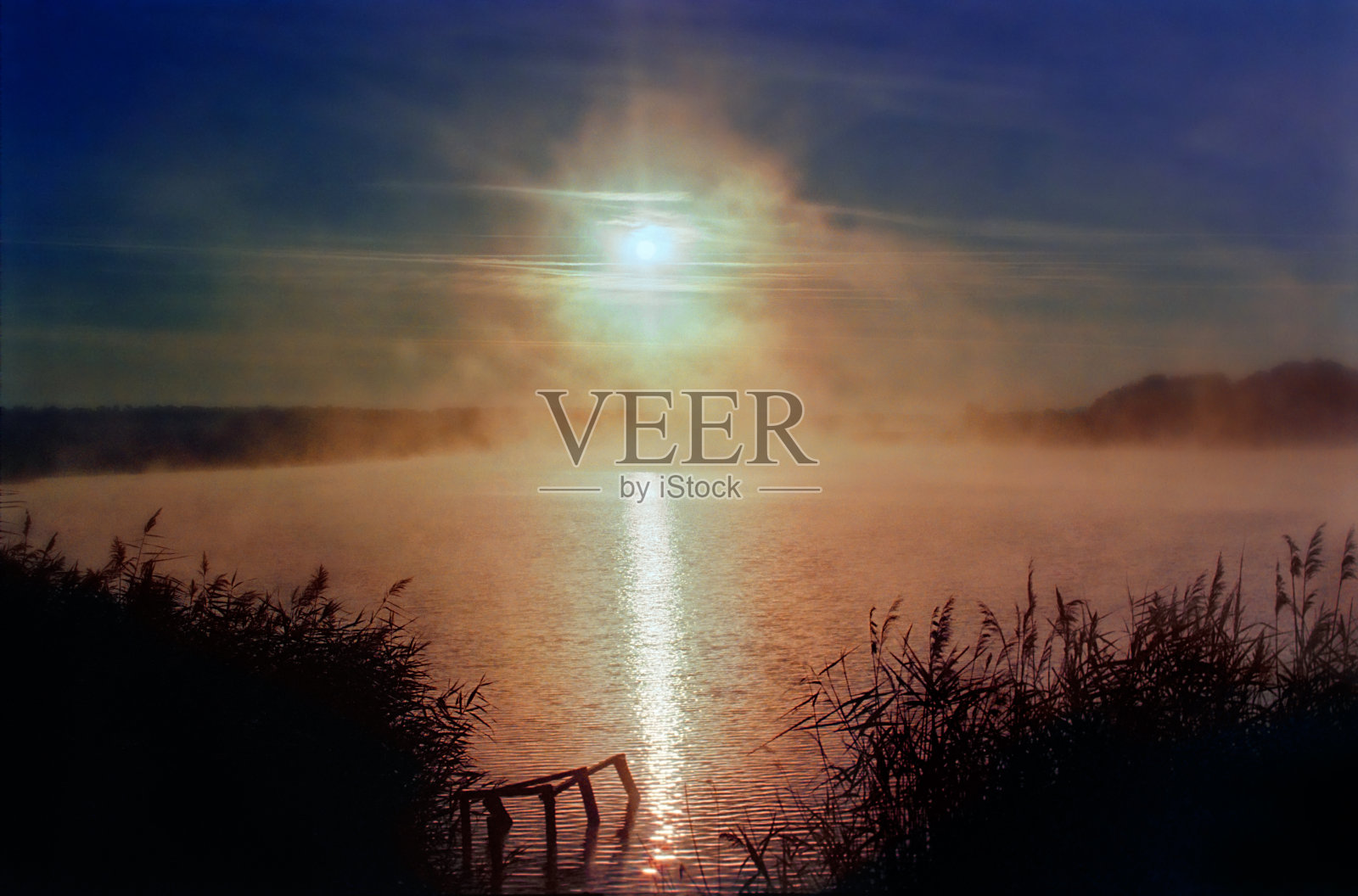 池塘上方的日出照片摄影图片