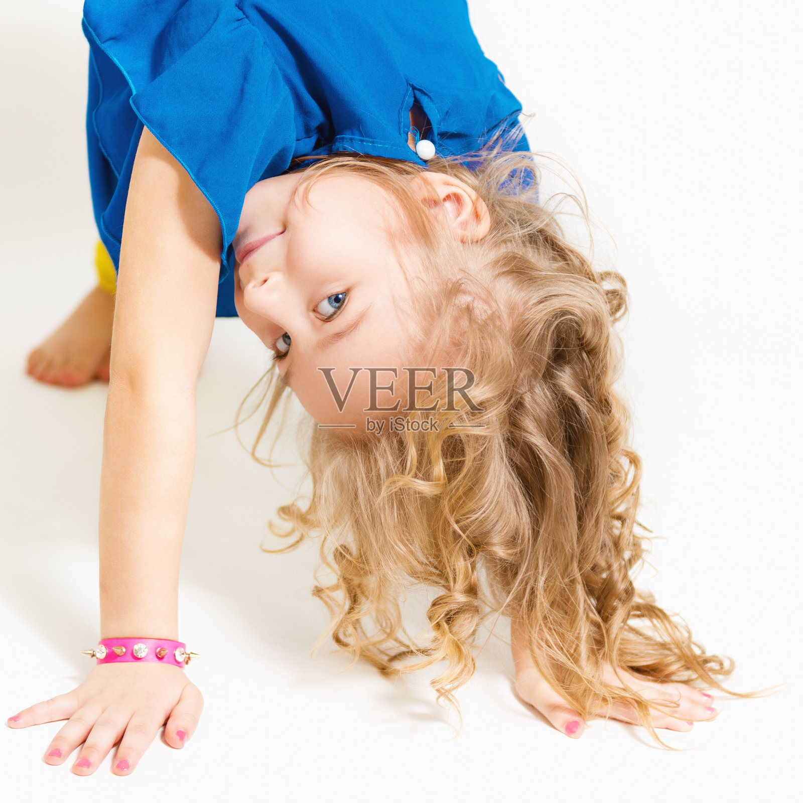 一个可爱的金发小女孩的肖像。照片摄影图片