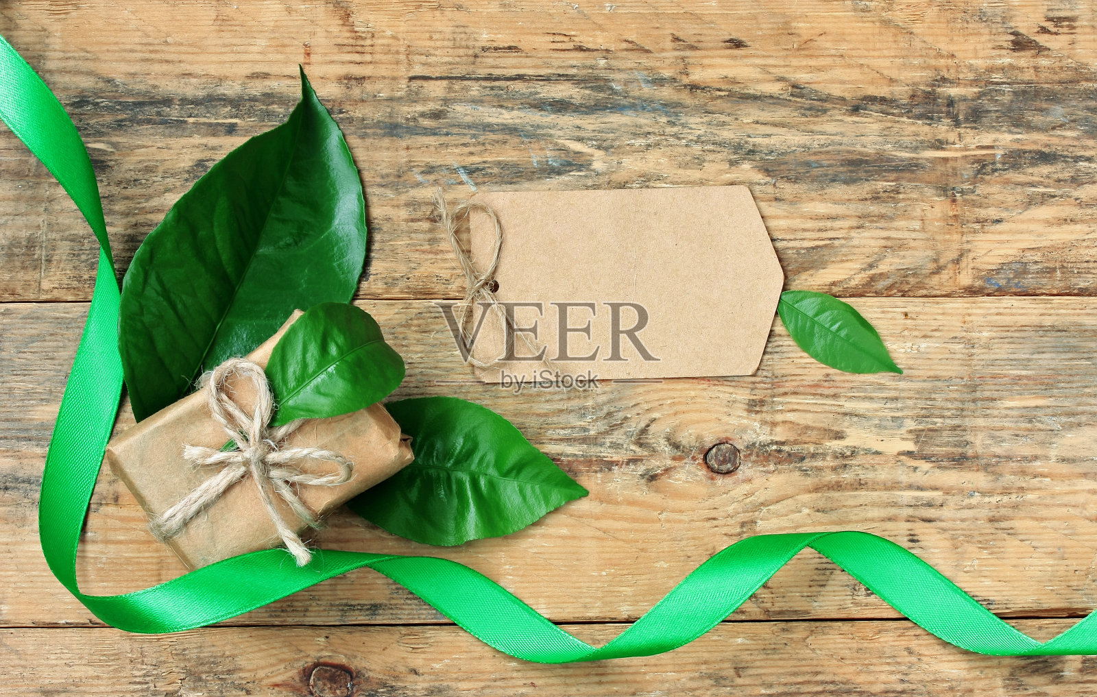 节日礼盒与树叶照片摄影图片