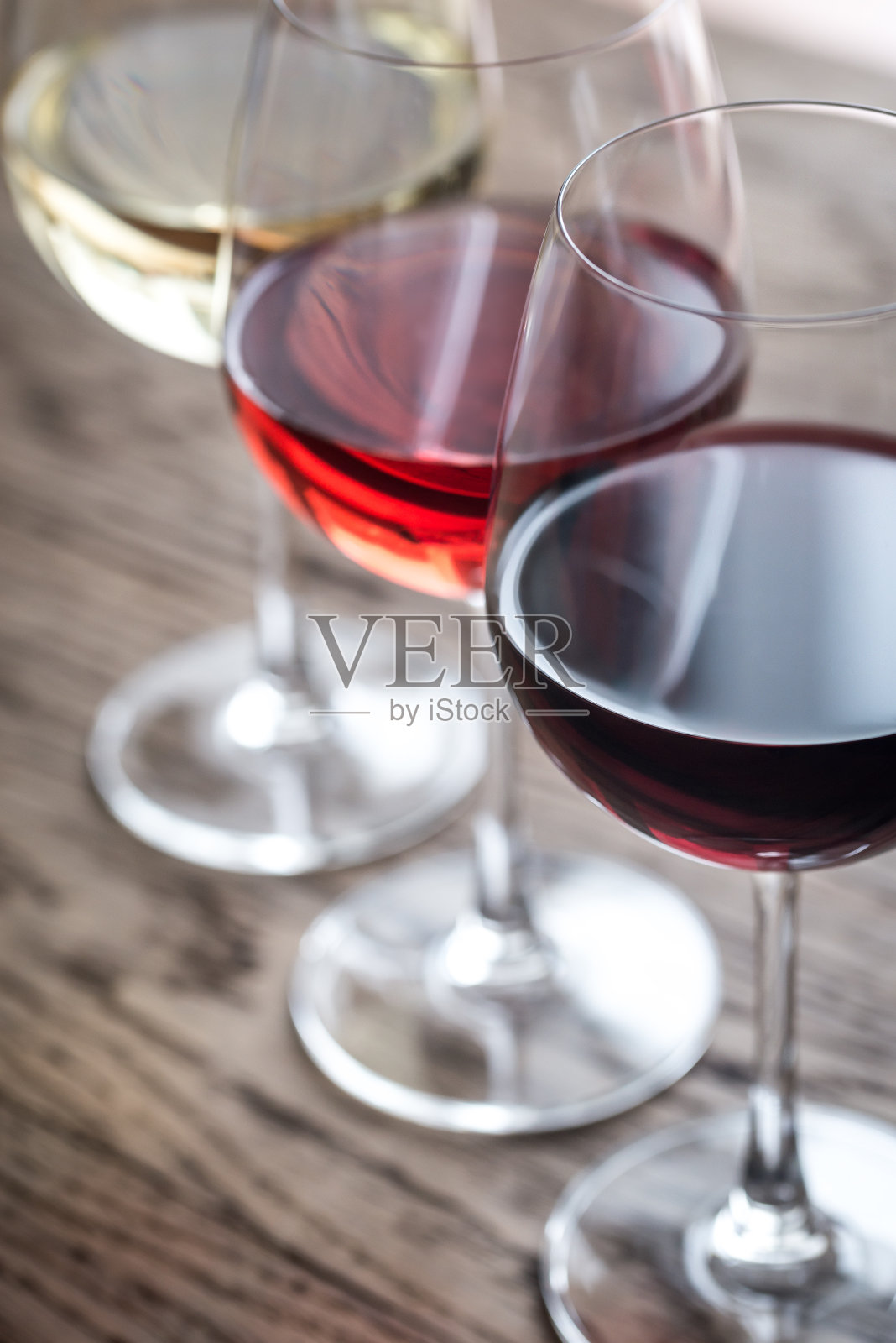一杯红、一杯玫瑰、一杯白葡萄酒照片摄影图片