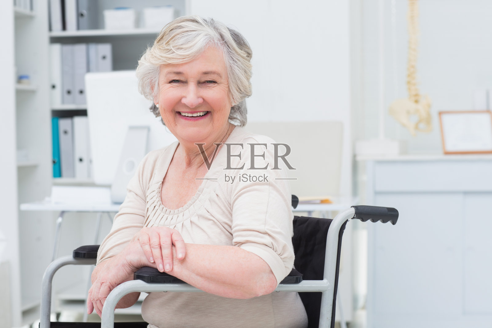 坐在轮椅上的快乐老妇人照片摄影图片