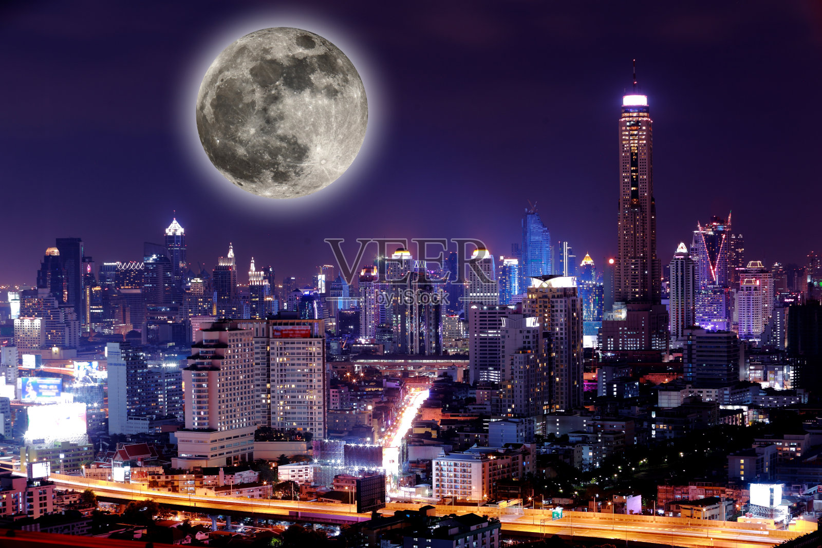 月圆之夜的风景城市。照片摄影图片