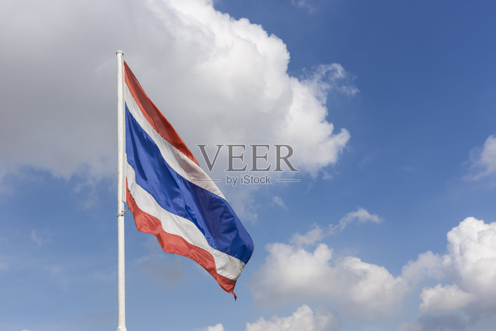 泰国国旗上有蓝天和白云照片摄影图片