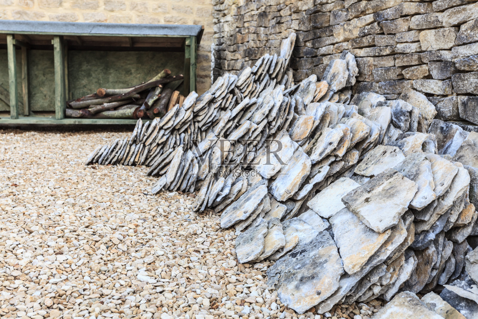 室外的旧石瓦堆砌照片摄影图片