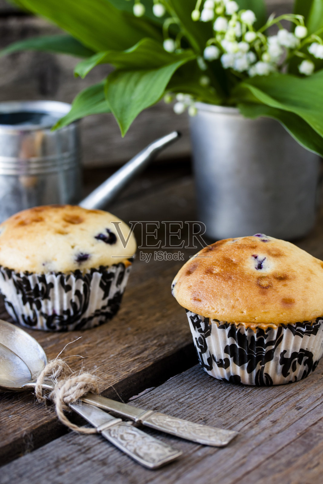 纸杯蛋糕夹蓝莓松饼照片摄影图片