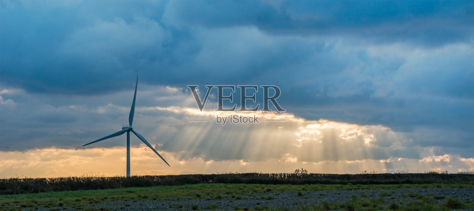 风力涡轮机和阳光照片摄影图片