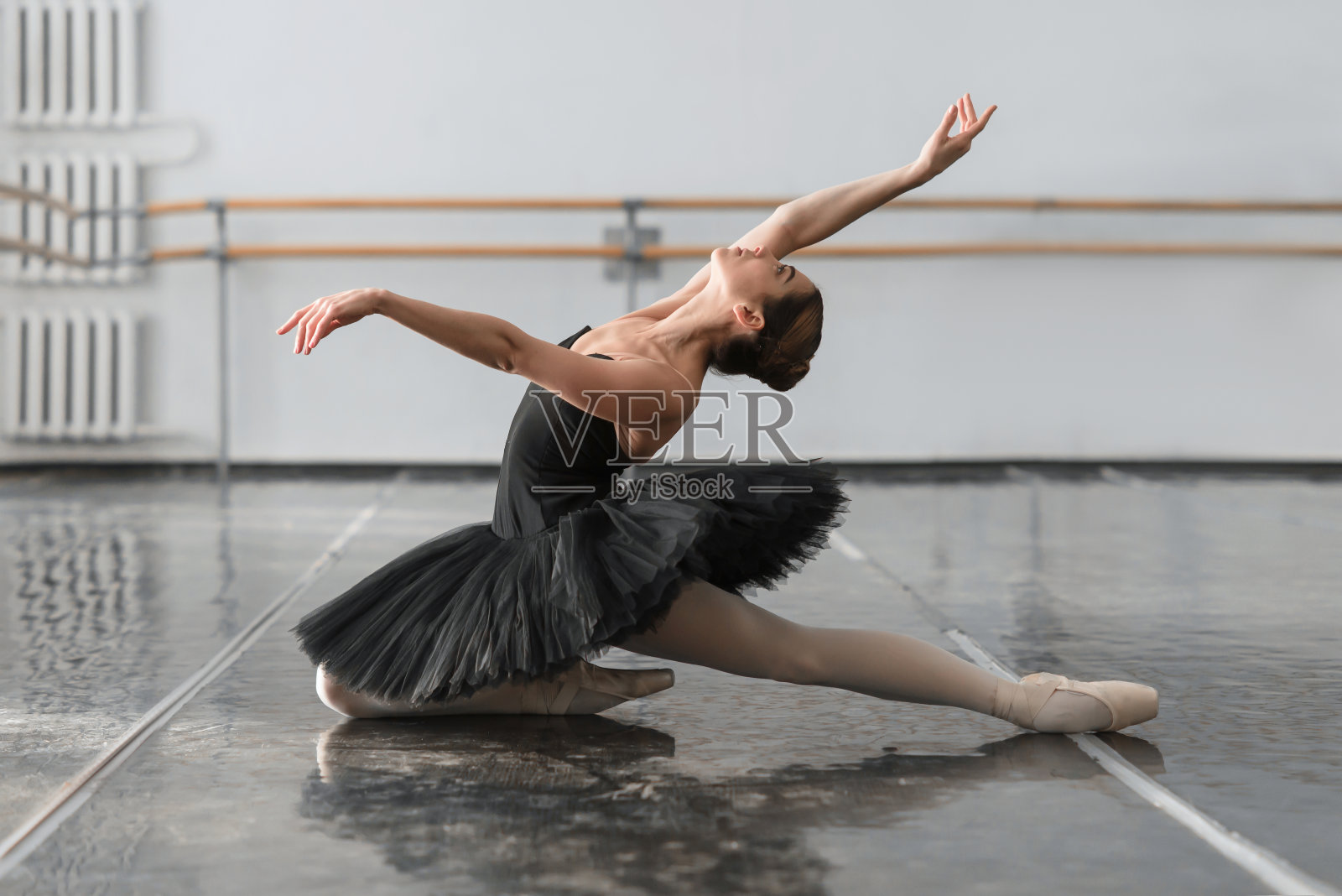 女芭蕾舞演员正在排练照片摄影图片