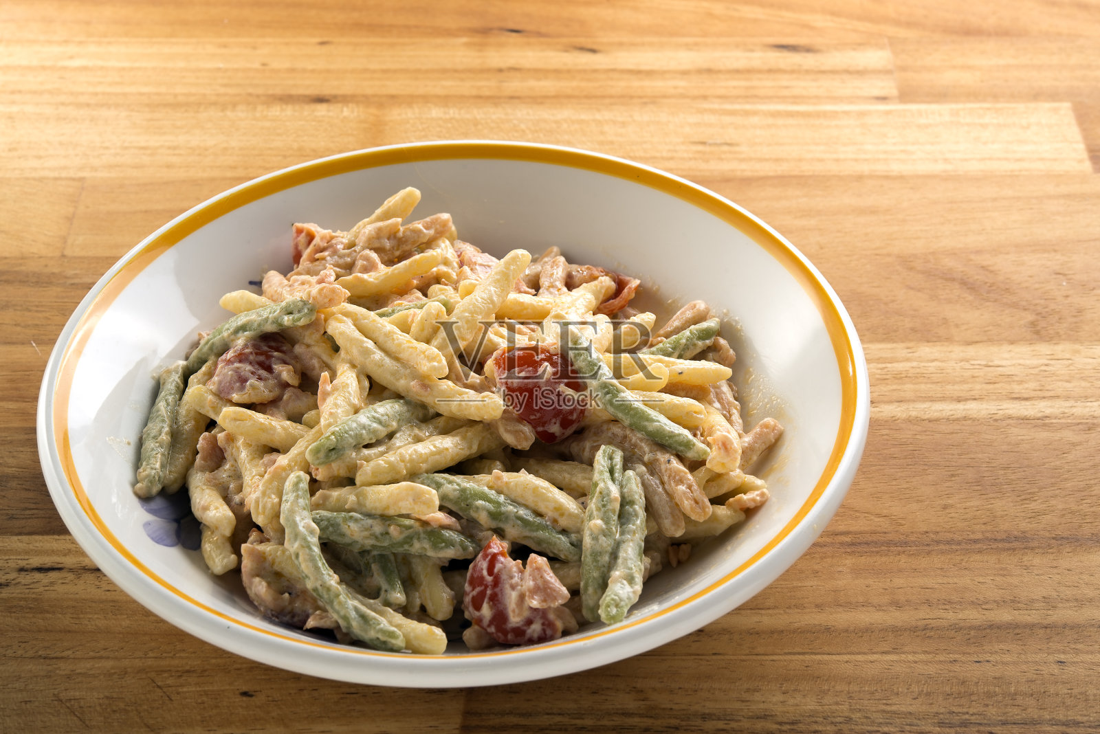 多色的三文鱼蛋糕照片摄影图片