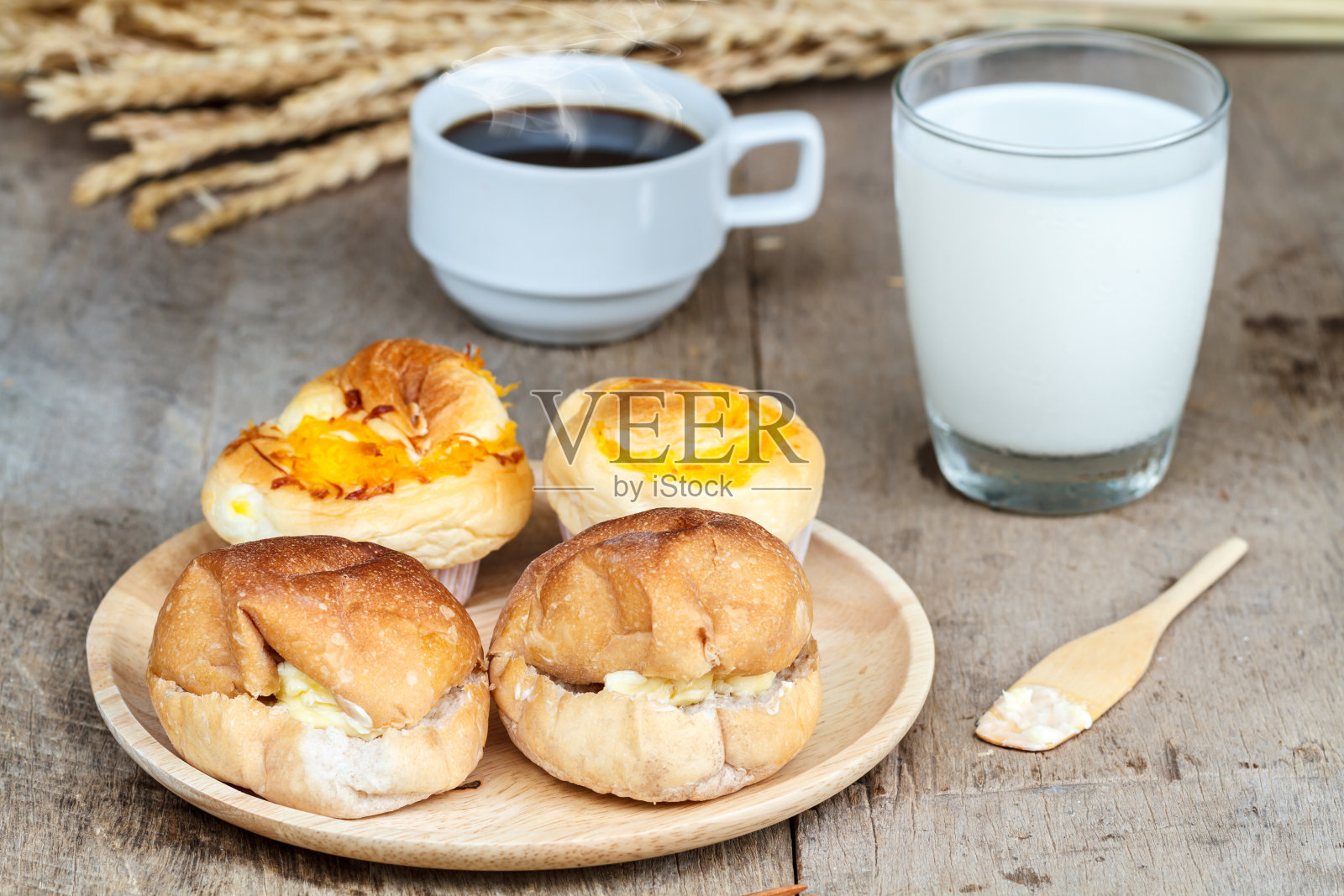 软面包卷和松饼的金色线照片摄影图片