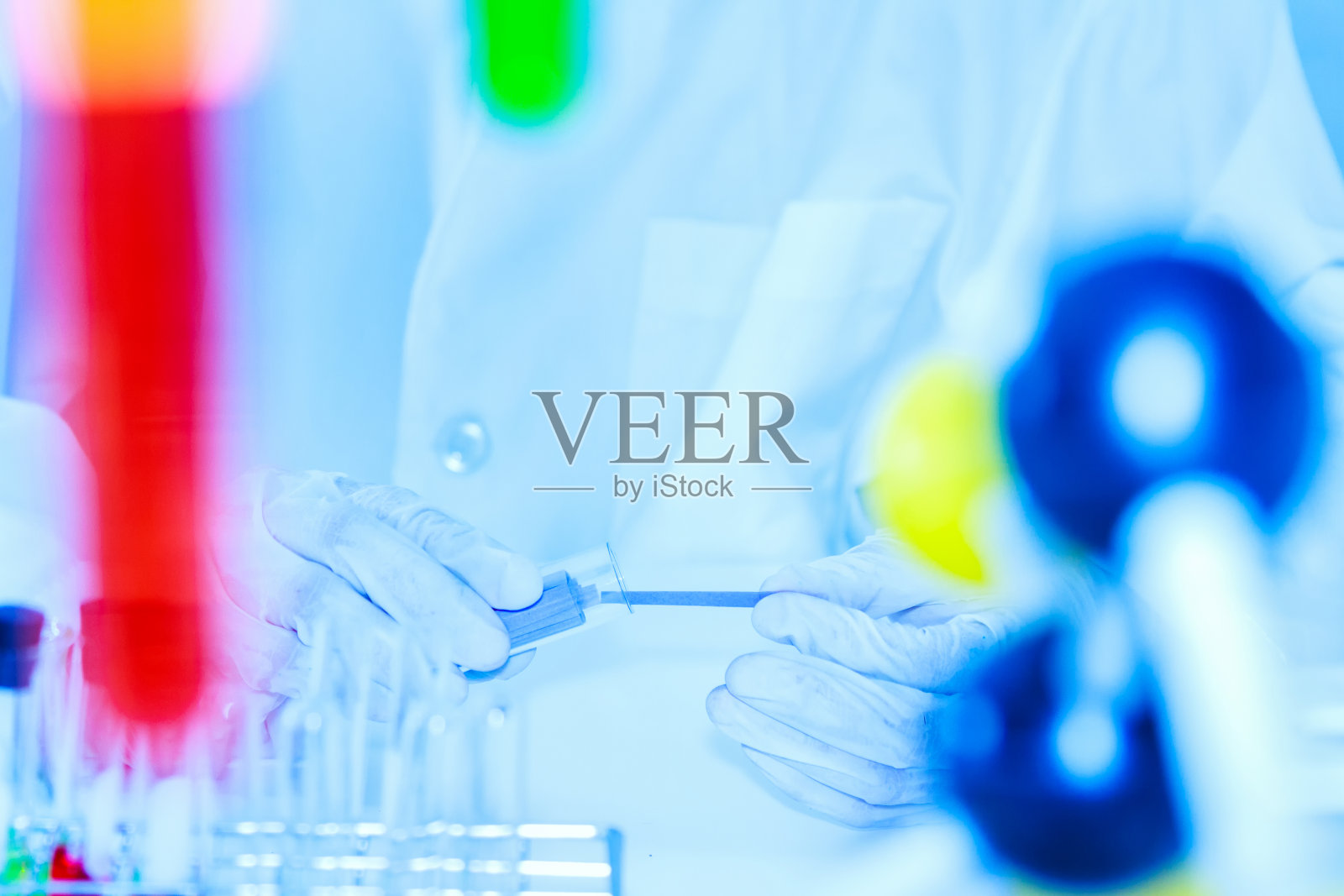 拥有科学概念实验室设备的科学家照片摄影图片