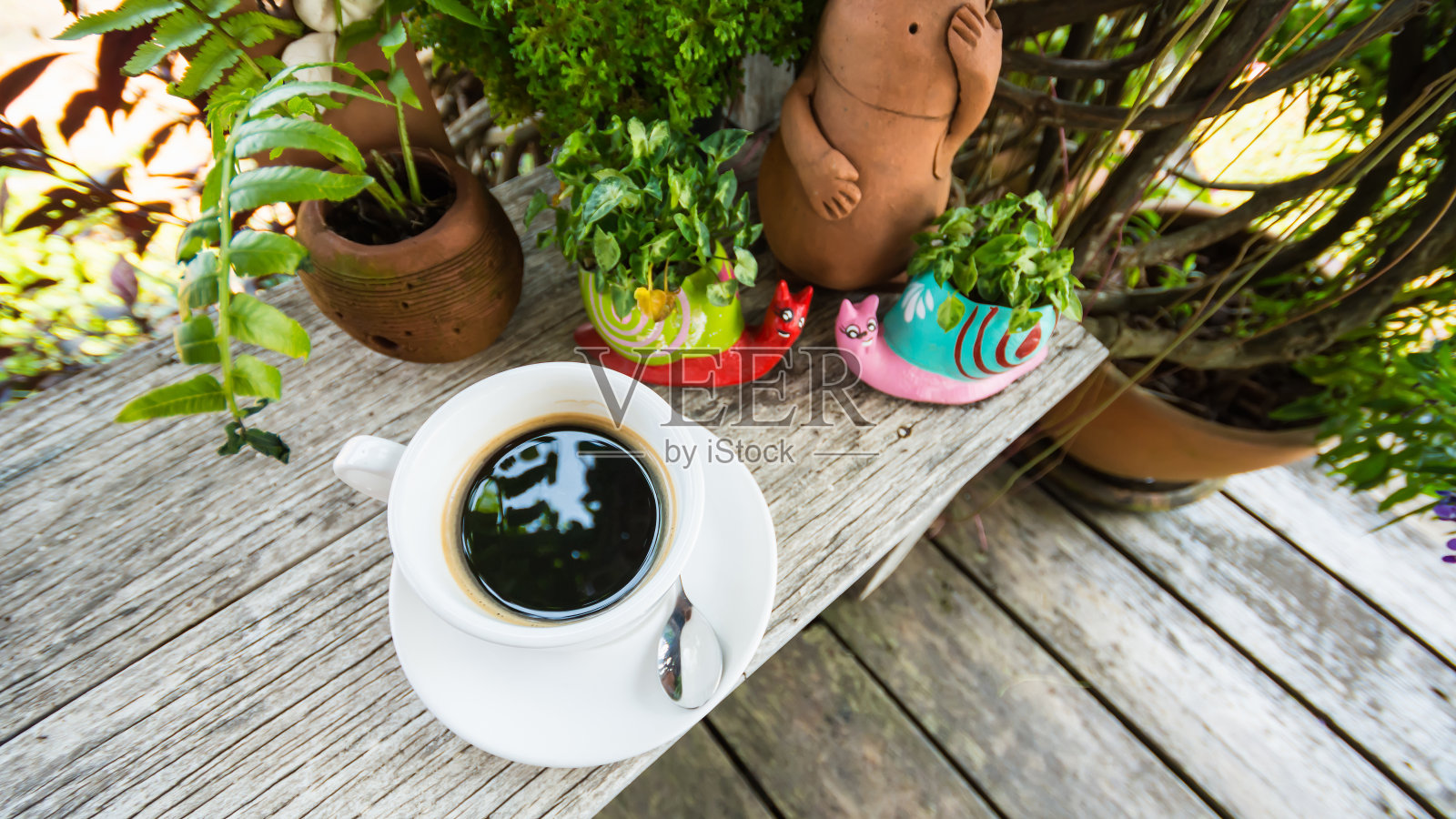 咖啡馆桌子上的咖啡杯照片摄影图片