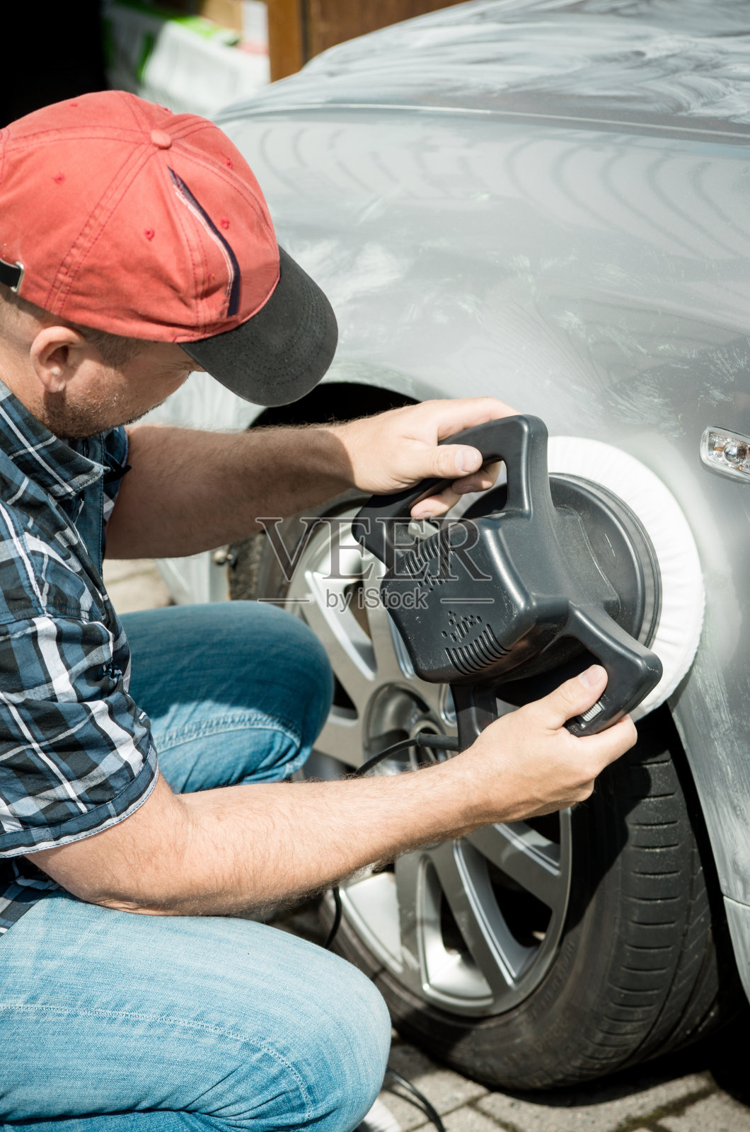 男子擦车照片摄影图片