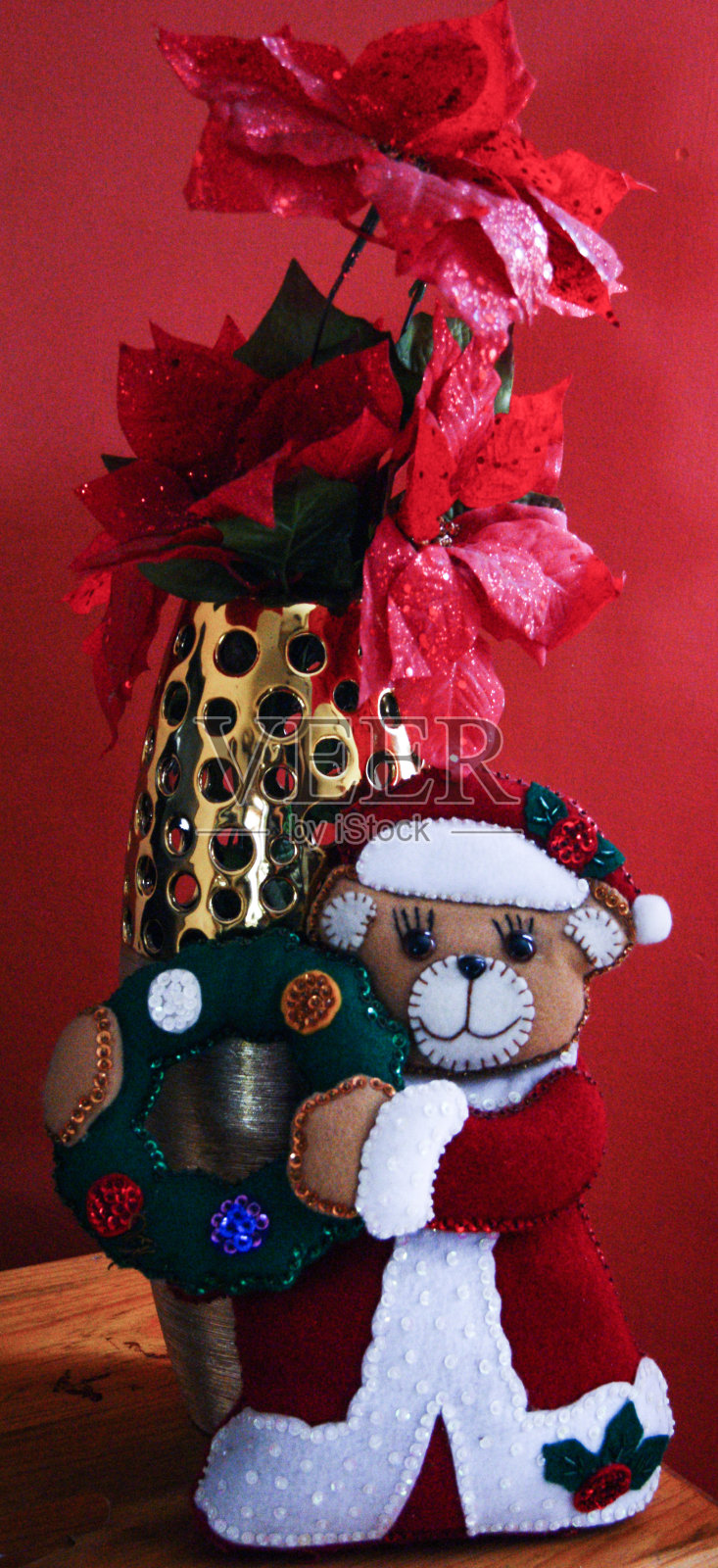 带着红花的圣诞熊照片摄影图片