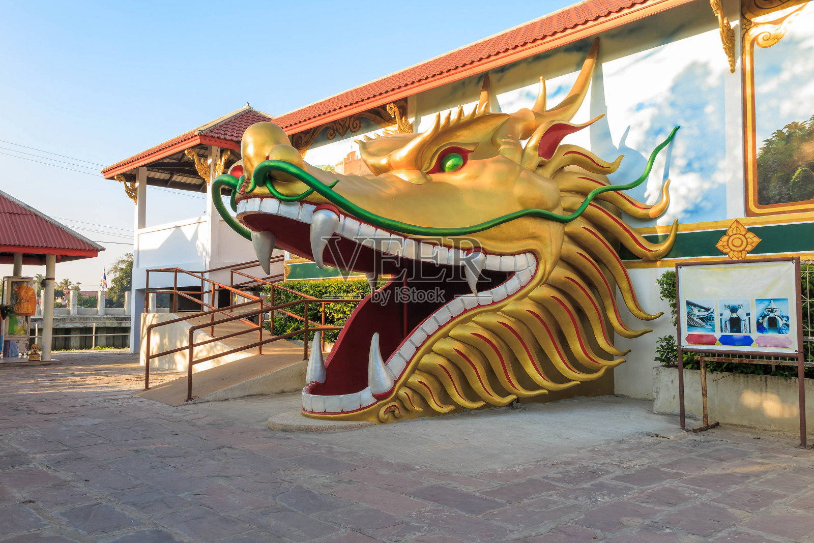 曼谷神庙的龙头门照片摄影图片