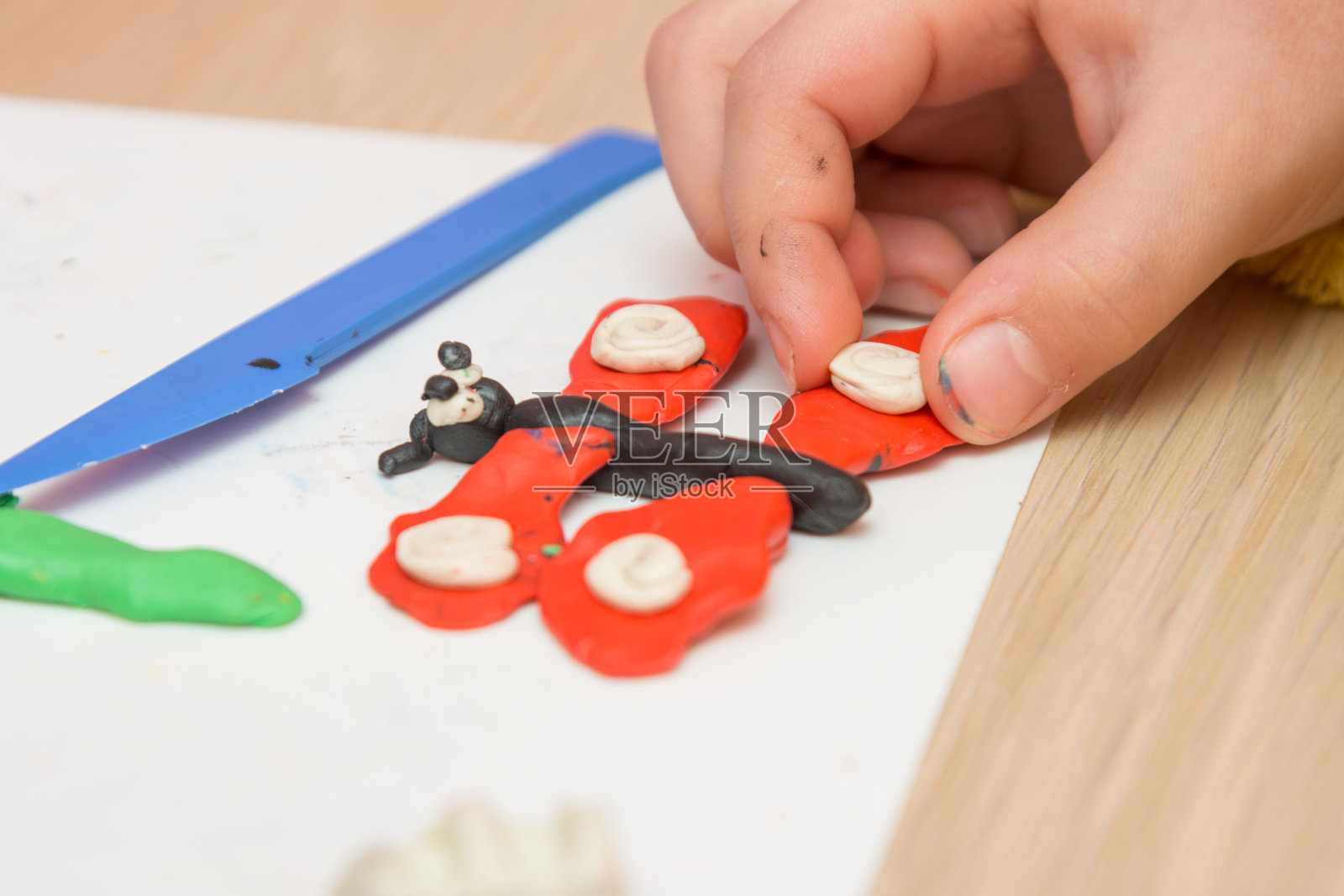 用粘土塑造的蝴蝶宝宝,特写照片摄影图片