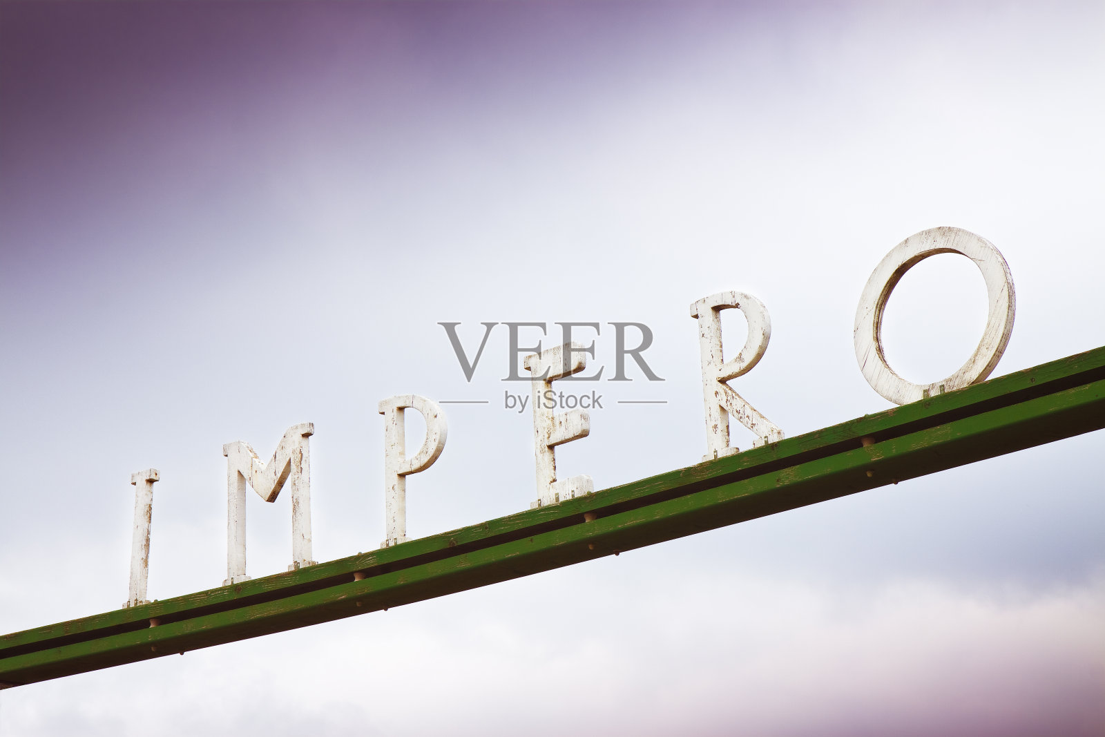 用意大利语写的带有木制字母的单词“帝国”照片摄影图片