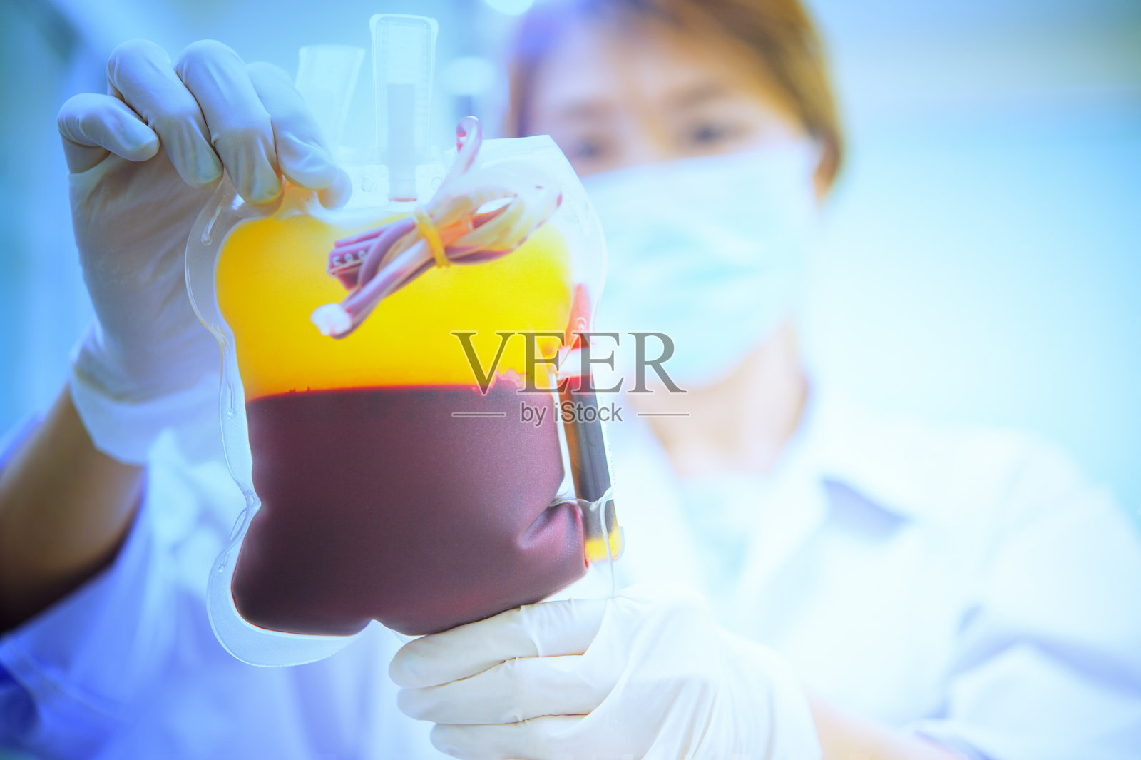 手上有血袋,亚洲医生照片摄影图片