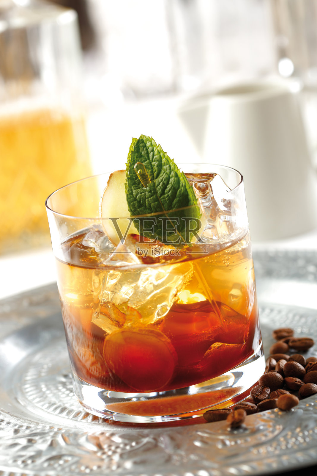 咖啡和姜味鸡尾酒照片摄影图片