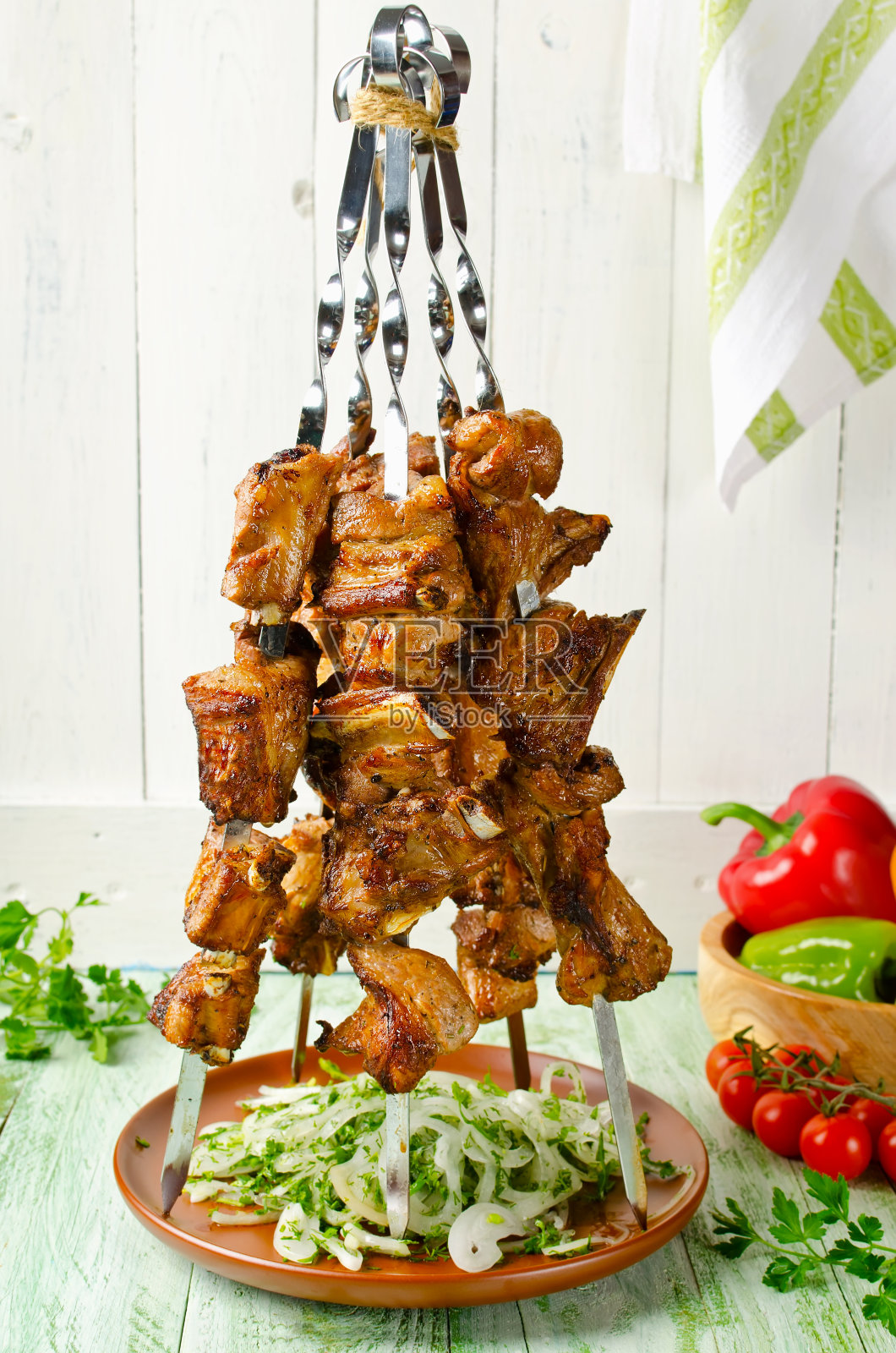 烤排骨串。烧烤午餐照片摄影图片