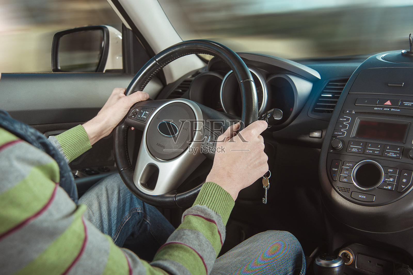 开车的男人照片摄影图片