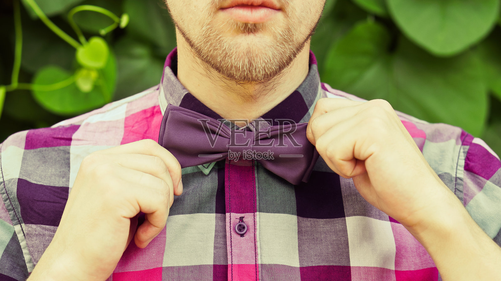 打着领结的年轻人照片摄影图片