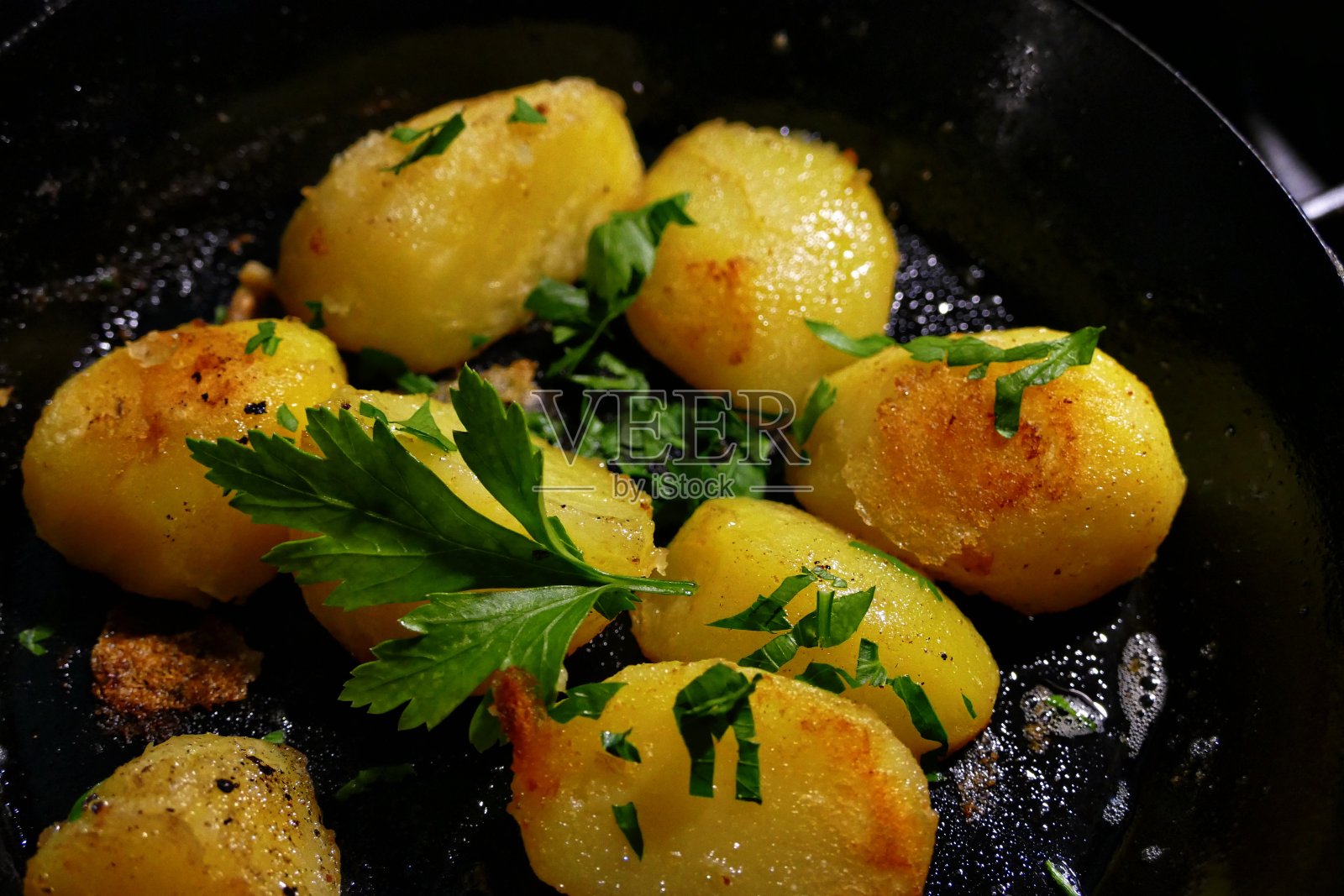 家乡菜。外婆用煎锅煎的欧芹土豆....照片摄影图片