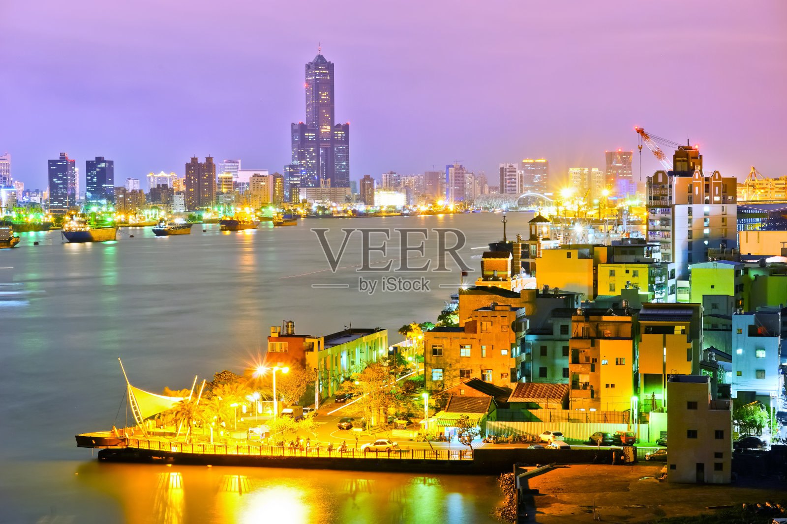 台湾高雄夜间高雄港。照片摄影图片