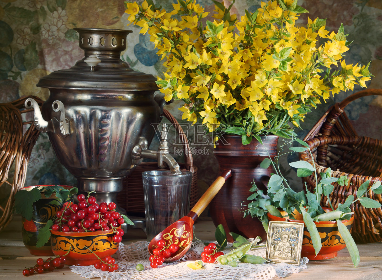 有黄花和红醋栗的乡村静物画照片摄影图片