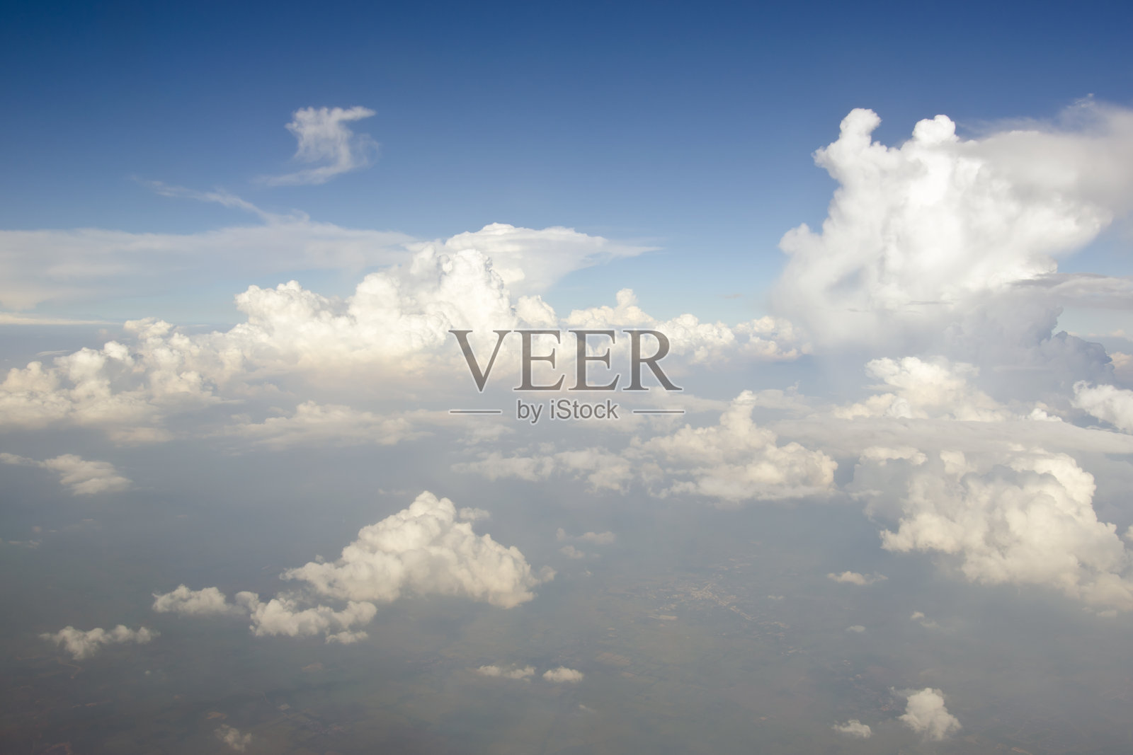 清澈的蓝天和白云照片摄影图片